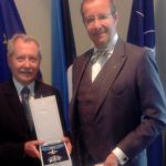 President-Ilves-andis-Poola-endisele-kaitseministrile-üle-Maarjamaa-Risti-teenetemärgi.jpg