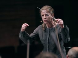 Dirigent-Kristiina-Poska-pälvis-Saksa-dirigendipreemia.jpg