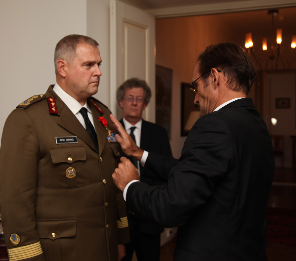 Prantsuse suursaadik tunnustas kaitseväe juhatajat teenetemärgiga