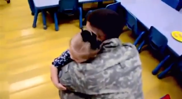 LIIGUTAV VIDEO! Vaata südantliigutavat videot sõjaväelastest ja nende perede taaskohtumistest!