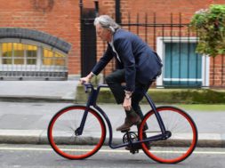 Briti-moelooja-sir-Paul-Smith-sõidab-eestlase-disainitud-jalgrattaga.jpg