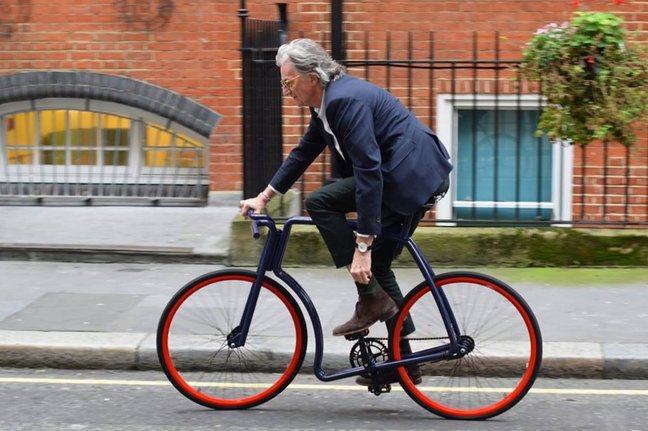 Elu24: Briti moelooja sir Paul Smith sõidab eestlase disainitud jalgrattaga