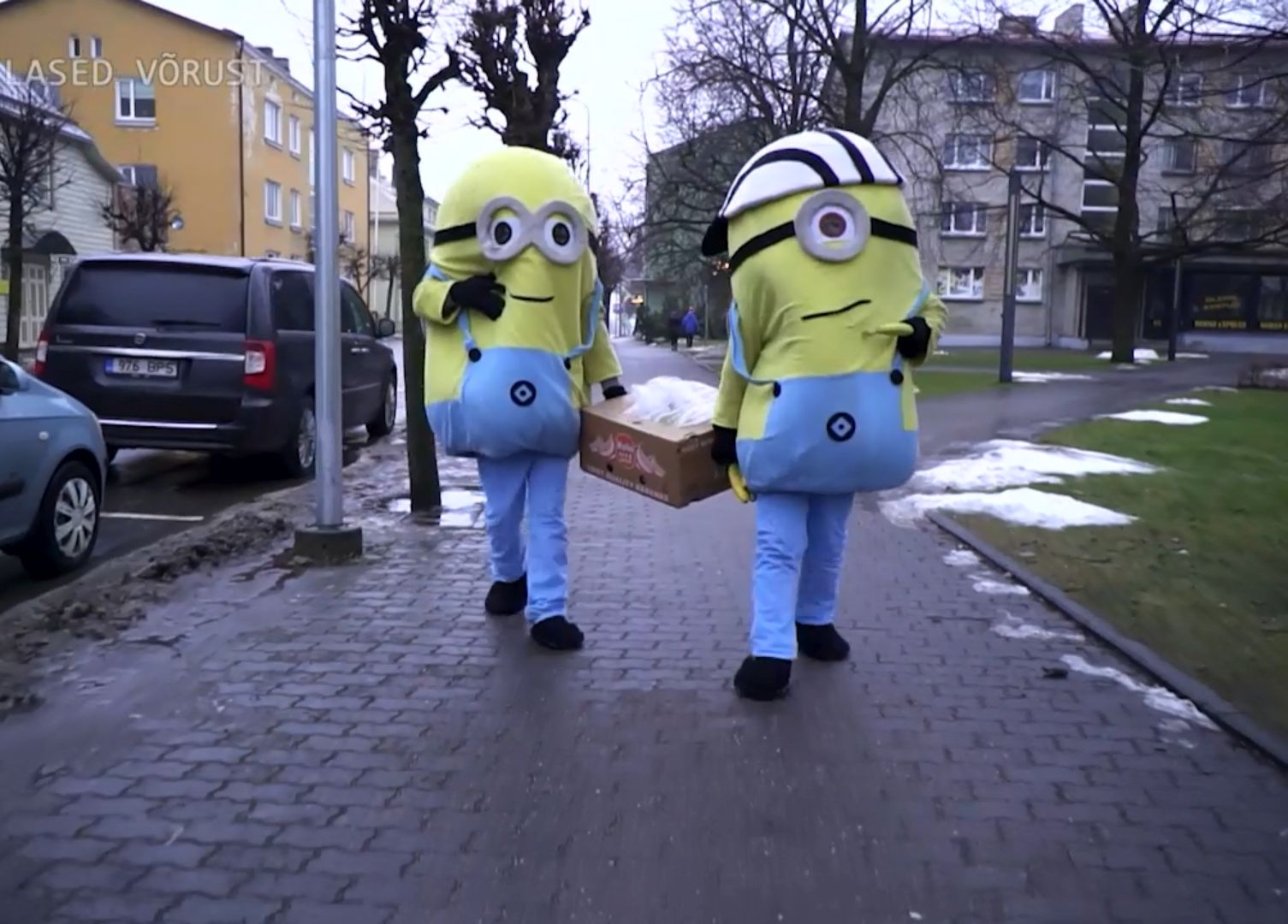 Tänases “Üllata Eestit” saates: Eesti mehed riietavad end käsilasteks ja jagavad tänaval banaane!