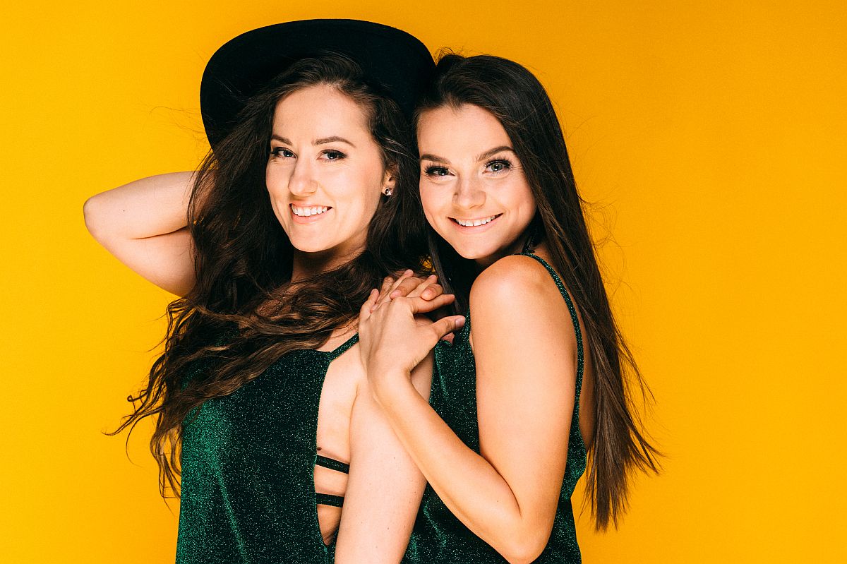 Video! Triin Niitoja ja Sandra Hiie avaldasid singli “Tahan rännata sinuga”