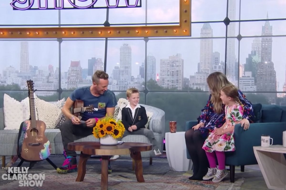 Video: Chris Martin laulis Kelly Clarksoni lastega